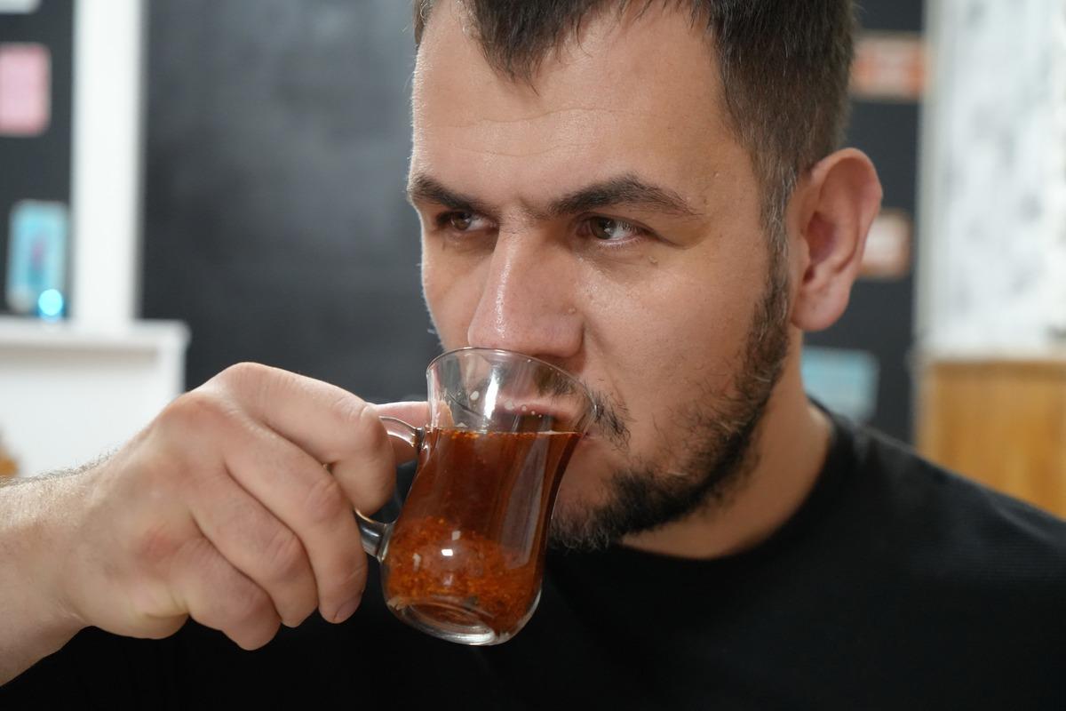 Çayı hatta baklavayı bile acı biberle yiyor: Kırmızıya boyamadığı yemeği yiyemiyor 2