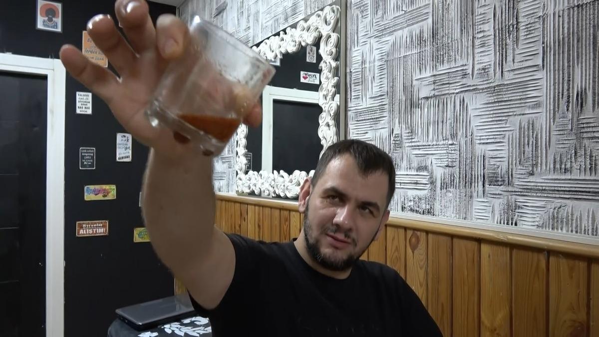 Çayı hatta baklavayı bile acı biberle yiyor: Kırmızıya boyamadığı yemeği yiyemiyor 3