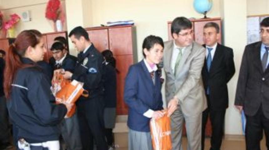 Polisten &ouml;ğrencilere yardım