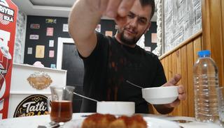 &Ccedil;ayı hatta baklavayı bile acı biberle yiyor