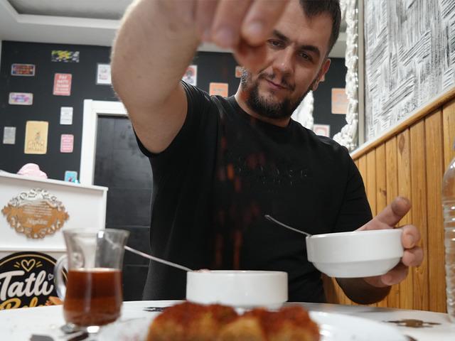&Ccedil;ayı hatta baklavayı bile acı biberle yiyor