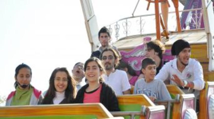 Engelli &ccedil;ocuklar lunaparkın tadını &ccedil;ıkardı