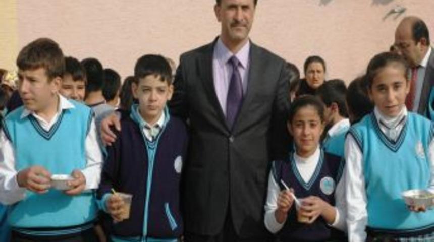 Teneff&uuml;se &ccedil;ıkan &ouml;ğrencilere aşure s&uuml;rprizi