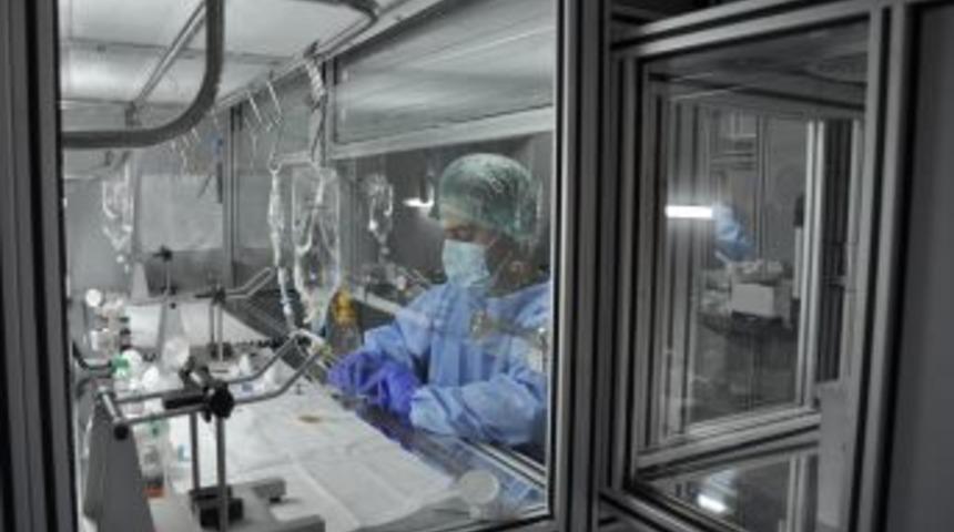 5 yıldızlı otel lobisi ortamında kemoterapi tedavisi alıyorlar