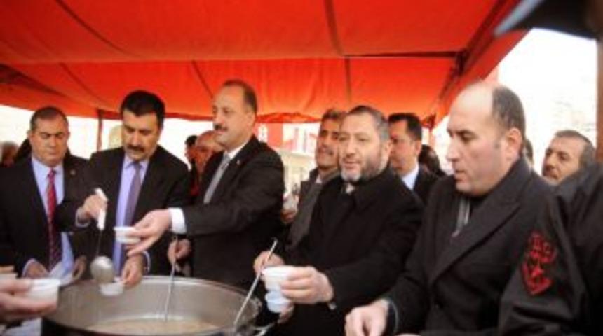 Mamak'ta protokol &uuml;yeleri aşure dağıttı