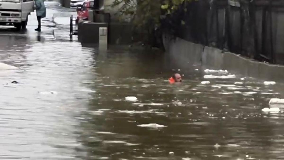 İstanbul da yağış afete döndü! Araçlar suya gömüldü: Bir kadın sele kapıldı 7