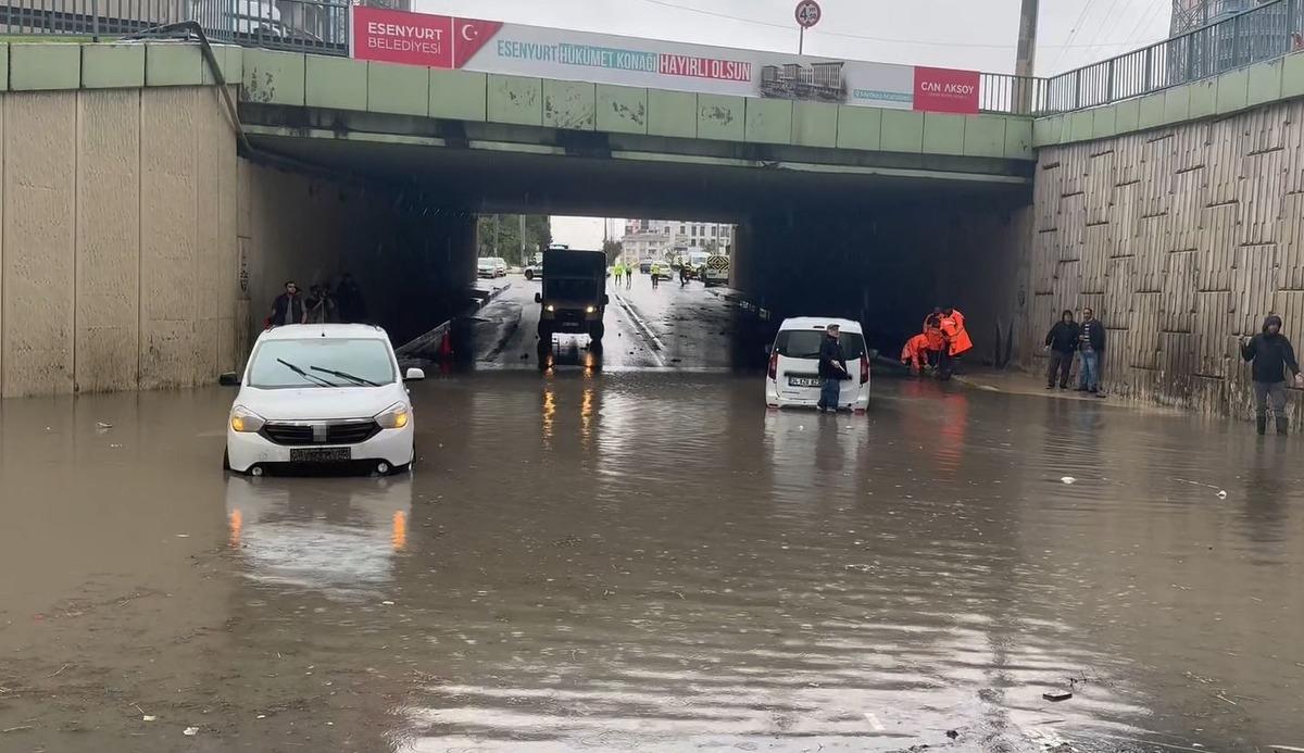 İstanbul da yağış afete döndü! Araçlar suya gömüldü: Bir kadın sele kapıldı 8