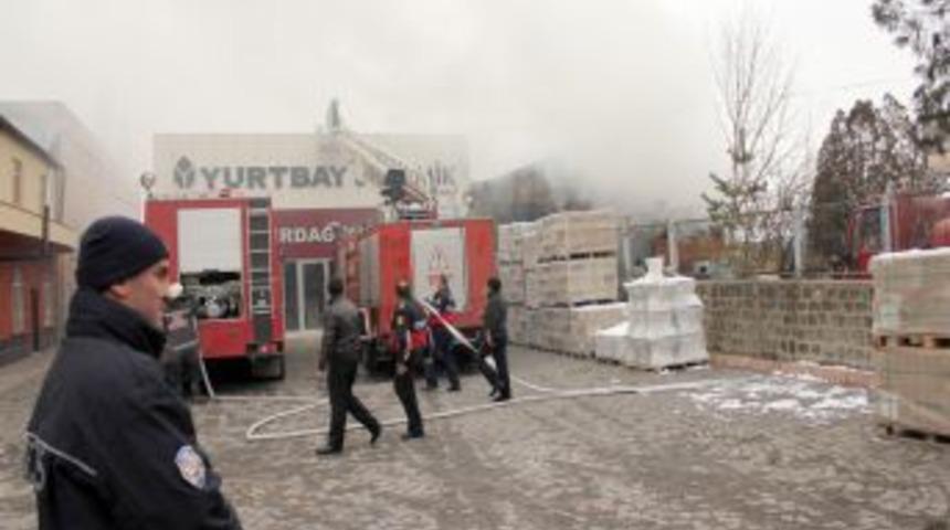 Deterjan fabrikasındaki yangın g&uuml;&ccedil;l&uuml;kle s&ouml;nd&uuml;r&uuml;ld&uuml;