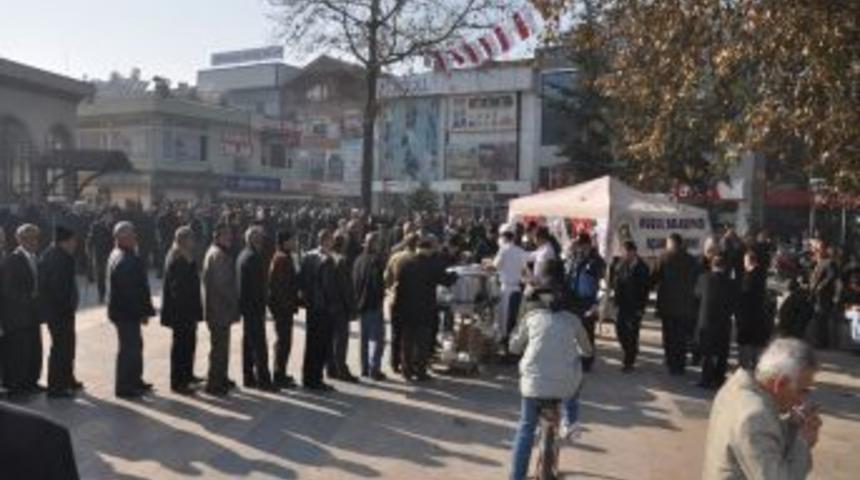 D&uuml;zce Belediyesi, 10 bin kişilik aşure dağıttı