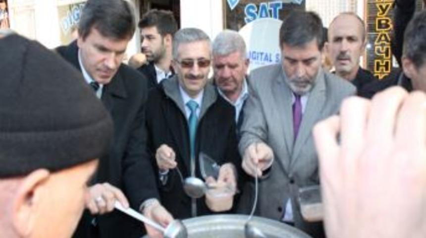 Bursa B&uuml;y&uuml;kşehir Belediyesi, &Uuml;sk&uuml;p&rsquo;te aşure dağıttı