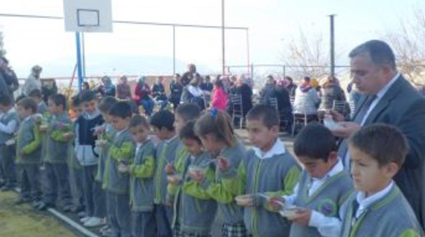 Mutlu İlk&ouml;ğretim Okulu bin 500 kişiye aşure dağıttı