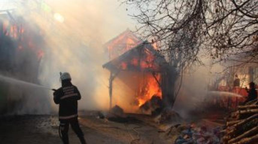 Samanlıktaki yangın eve sı&ccedil;ramadan s&ouml;nd&uuml;r&uuml;ld&uuml;