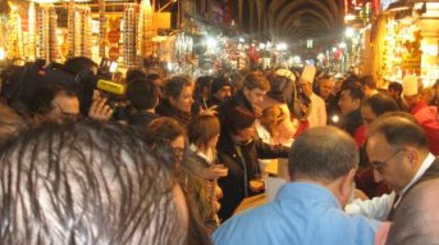 Mısır &ccedil;arşısında 35 bin kişiye aşure dağıtıldı