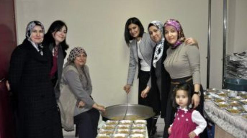 Ak kadınlardan aşure ikramı