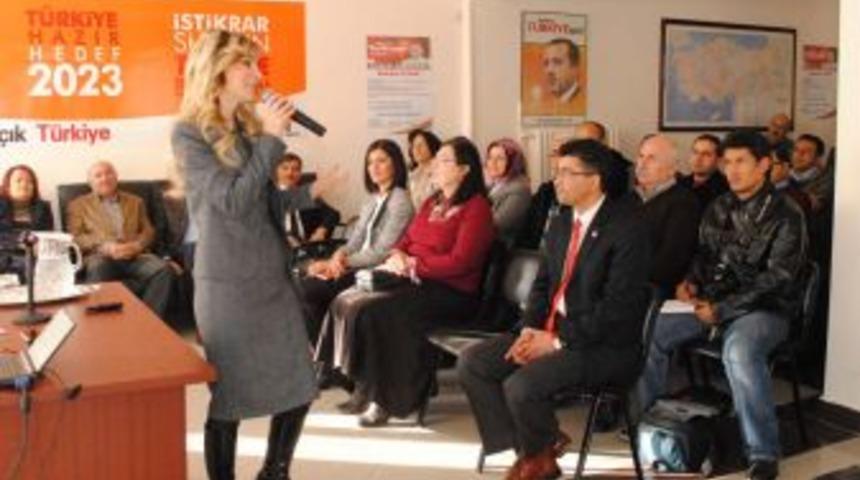 Siyaset Akademisinde beden dili anlatıldı