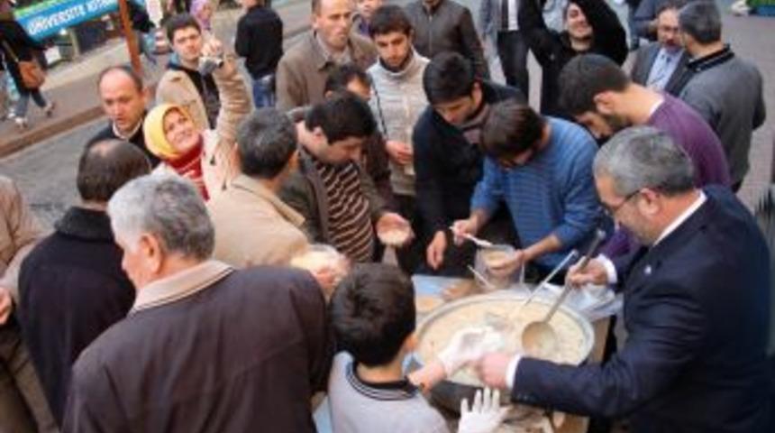 Anadolu Gen&ccedil;lik Dergisi vatandaşlara aşure dağıttı