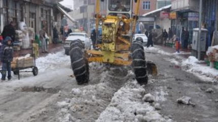 Bulanık'ta cadde ve sokaklar kardan temizlendi