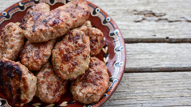 Köfte yaparken ekmek yerine bunu ekleyin! Yumuşacık oluyor