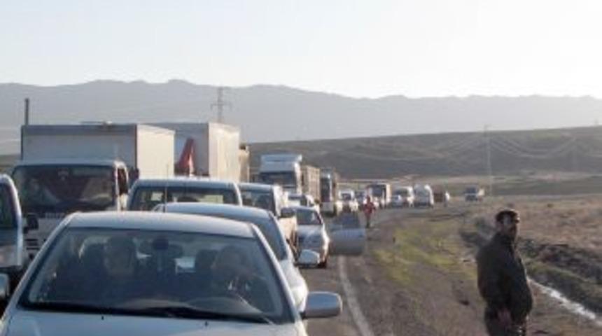 K&ouml;m&uuml;r y&uuml;kl&uuml; kamyon devrildi: 1 yaralı