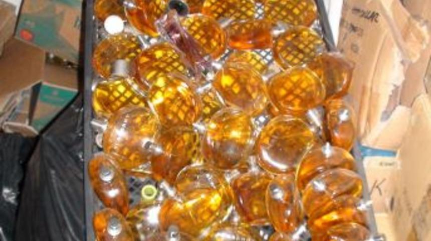 Yılbaşı &ouml;ncesi 130 bin şişe ka&ccedil;ak parf&uuml;m ele ge&ccedil;irildi