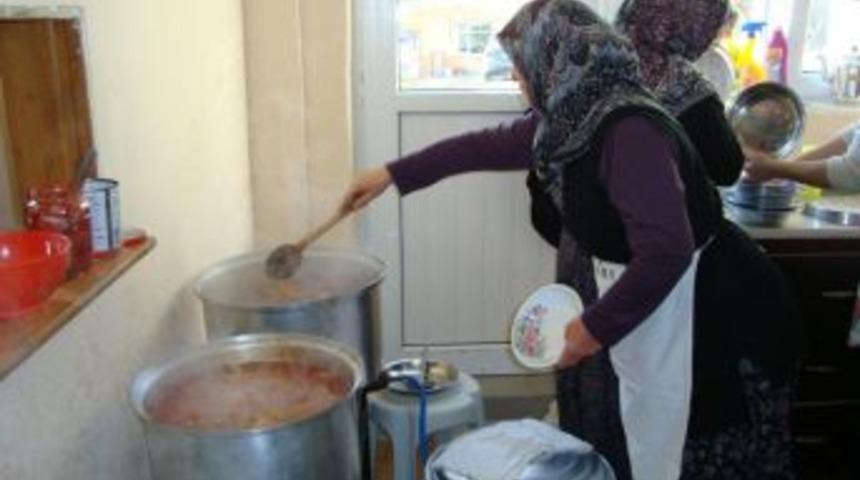 Bu köyde aşureyi kadınlar düzenliyor