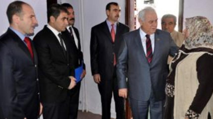 &Ouml;ğretmenler, depremzedelere kucak a&ccedil;tı