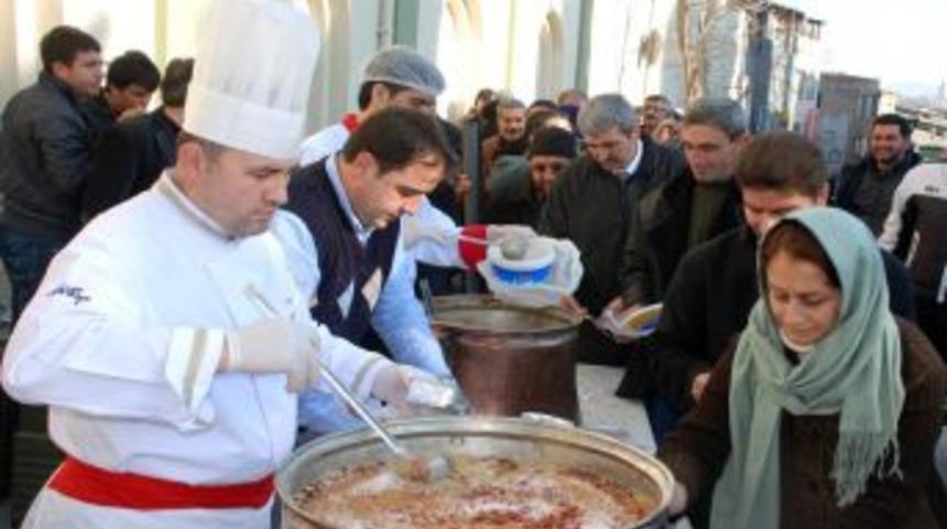 Mimar Sinan&rsquo;ın vasiyeti gereği aşure dağıtıldı
