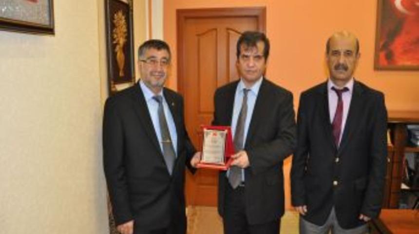Yerk&ouml;y'de eğitime destek veren oda başkanlarına teşekk&uuml;r plaketi