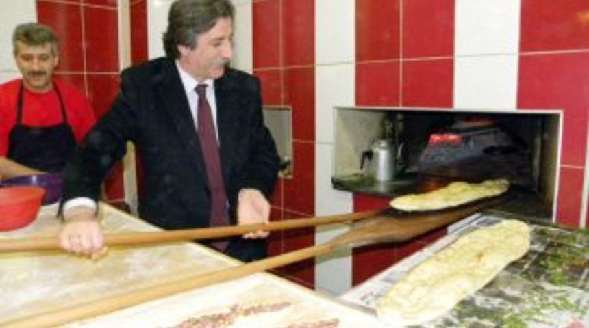 Rekt&ouml;r fırın başına ge&ccedil;ip pide pişirdi