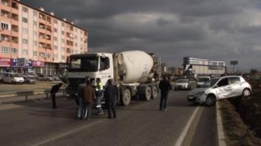 Beton mikseri otomobili metrelerce s&uuml;r&uuml;kledi