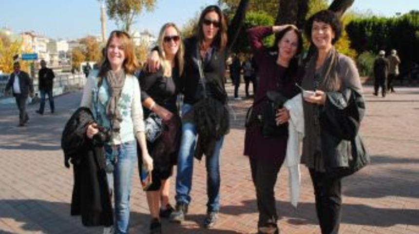 Fransız tiyatrocular, golf sonrası Antalya'nın tarihi &ouml;ren yerlerini geziyor