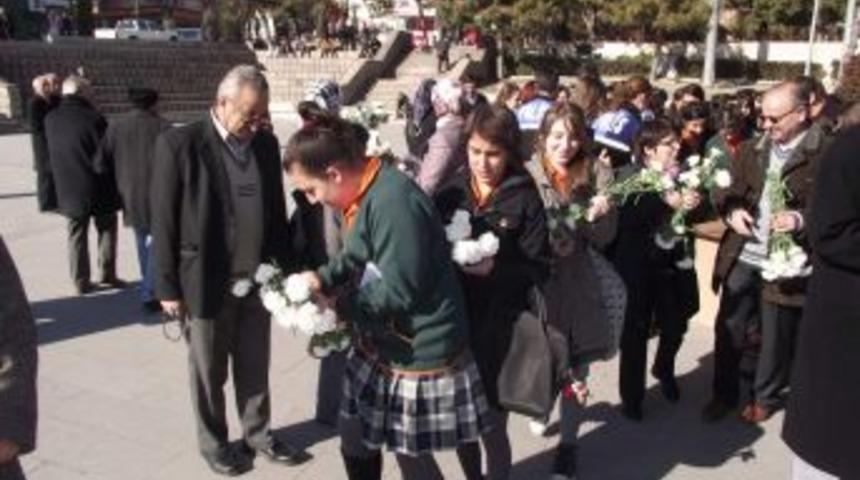 Yozgat&rsquo;ta kadınlar &lsquo;kadına şiddete hayır&rsquo; demek i&ccedil;in karanfil dağıttı