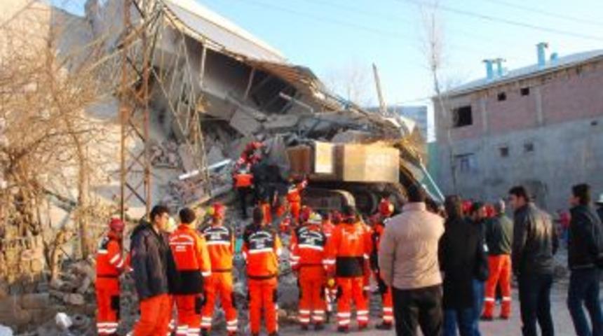 Kepçe operatörü enkaz altından ölü çıkarıldı
