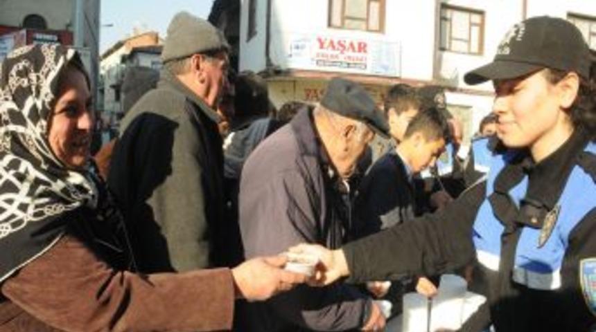 Polis, mahalle muhtarıyla birlikte aşure dağıttı