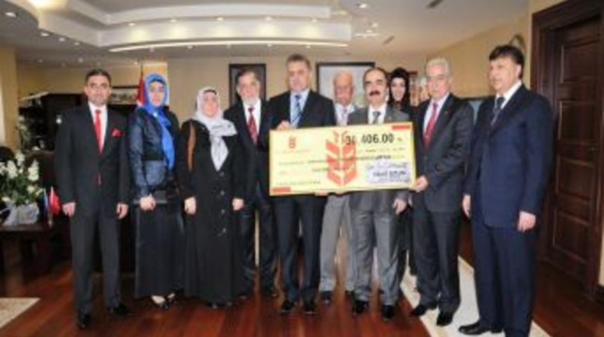 Aşure kermesiyle depremzedelere 30 bin lira topladılar