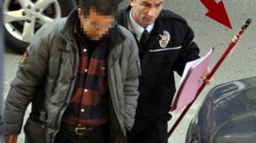 Karısı s&uuml;p&uuml;rge sapıyla kovalayıp yakaladı