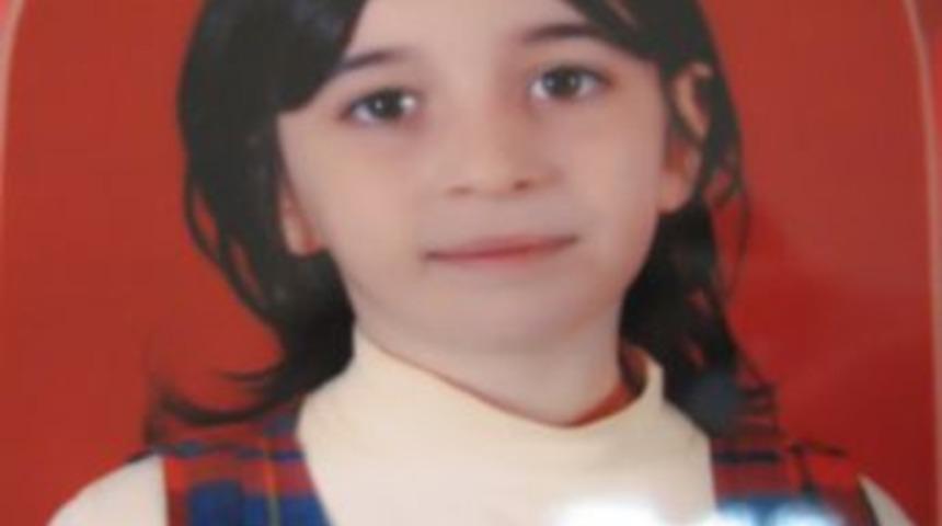 Baza altında kalan ilk&ouml;ğretim &ouml;ğrencisi kız &ccedil;ocuğu &ouml;ld&uuml;