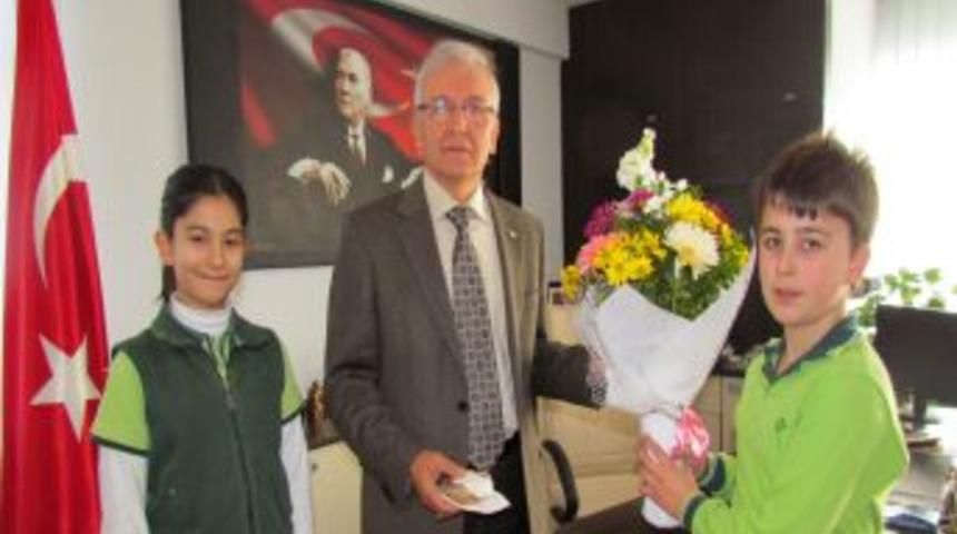 Safvet Koleji&rsquo;nin &ouml;ğrencileri aşure dağıttı