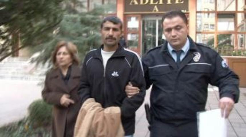 Benzin istasyonunda personelin eşyalarını &ccedil;aldı