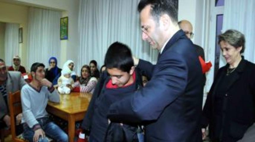 Vali Aksoy, depremzedeleri hediyelerle sevindirdi