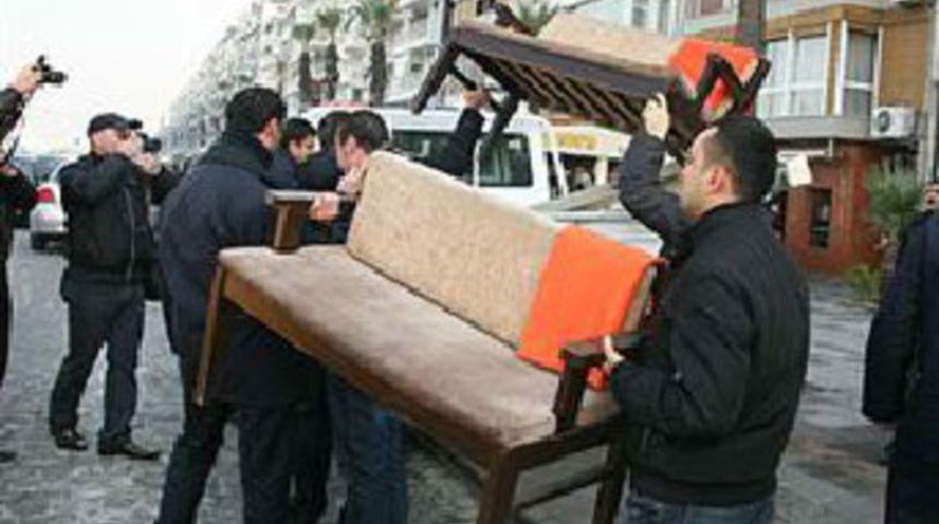 İzmir'de zabıtadan masa operasyonu