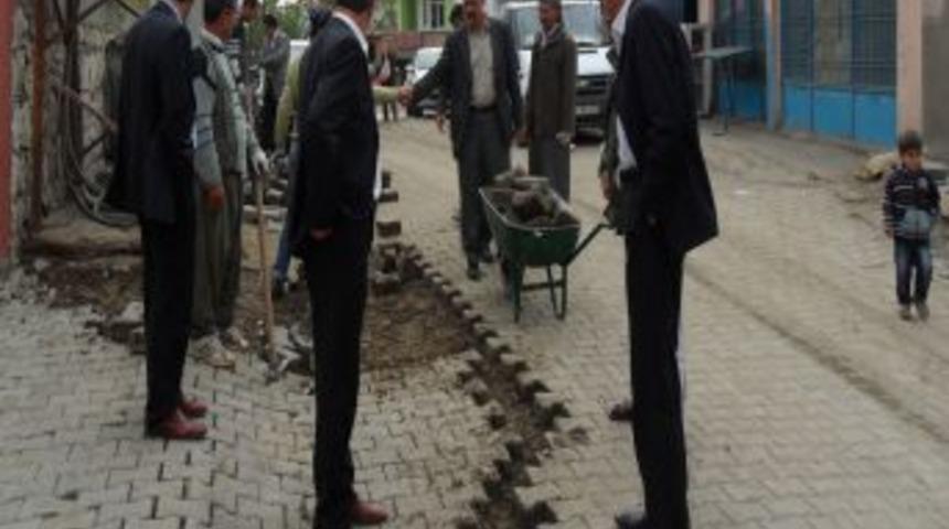 Şırnak'ta altyapısı tamamlanan sokaklara parke taşı d&ouml;şeniyor