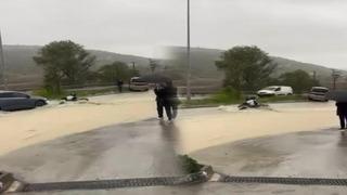 Motosikletiyle beraber suya gömüldü! Vatandaşlar kurtardı
