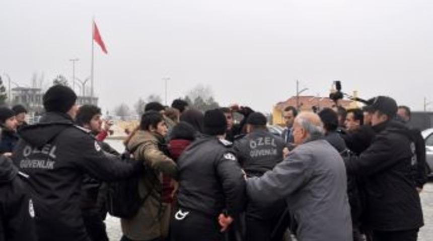 Davutoğlu'nu protesto etmek isteyen gruba m&uuml;dahale edildi