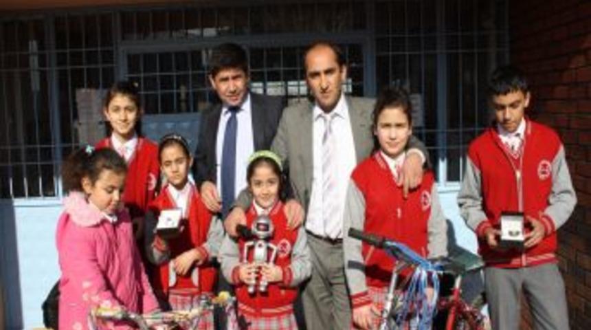 Kitap okuyan &ouml;ğrenciler &ouml;d&uuml;llendirildi