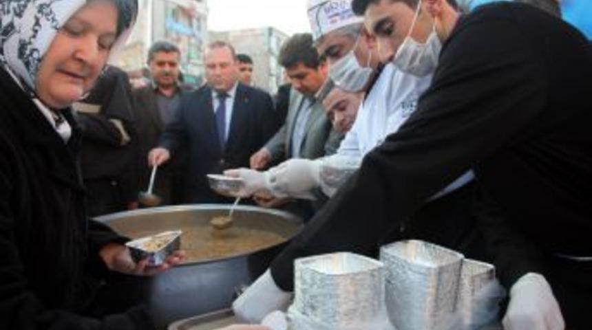 Esenler&rsquo;de 20 bin kişiye aşure