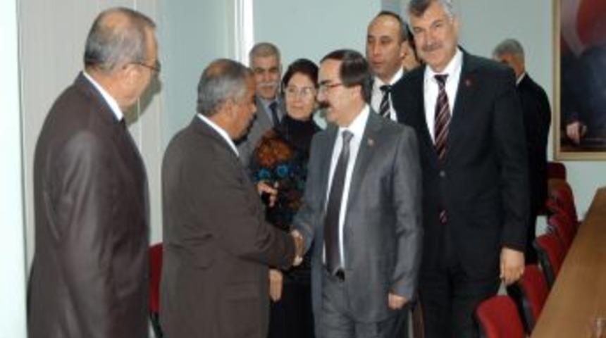 Vali Coş CHP'ye taziye ziyaretinde bulundu