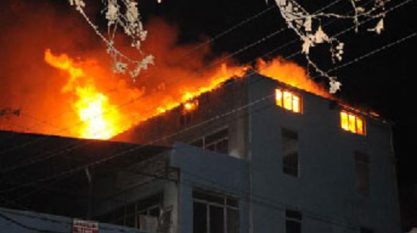 Tinerle oyun, 4 işyerini küle çevirdi