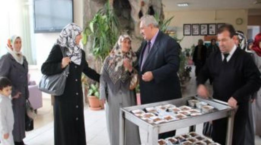 Müftü Canbolat huzurevinde aşure dağıttı
