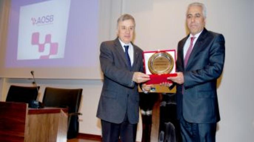 Hizmetlerinden dolayı plaketle &ouml;d&uuml;llendirildi